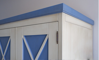 Шкаф для одежды трехстворчатый с перекрестиями в стиле 50х.