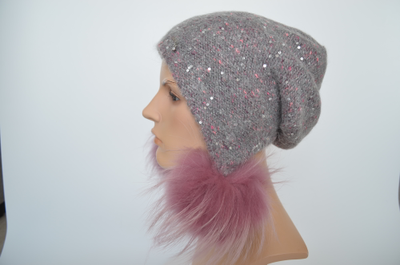 шапка с помпонами из енота