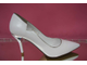 Белые свадебные туфли 2019 год острый мыс на среднем каблуке устойчивая шпилька кожаные каблук украшен декором цвет серебро № 2527-252=252б