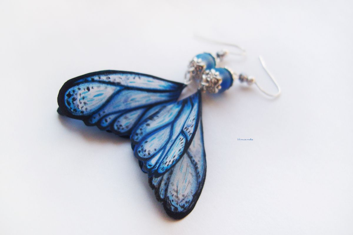 Изысканные серьги в стиле фэнтези небесно-голубого цвета с крыльями настоящей феи.