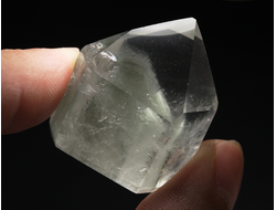 Кварц горный хрусталь с фантомами и хлоритом, кристалл полированный, Бразилия (33*28*20 мм, 26 г) №36848