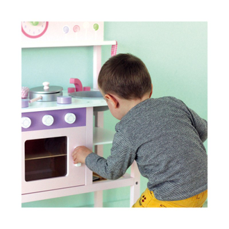 BeeZee Toys Деревянная детская кухня "Розовая карамель", для сюжетно-ролевых игр в повара кулинара. В комплекте с деревянными наборами игрушечной посуды, аксессуаров