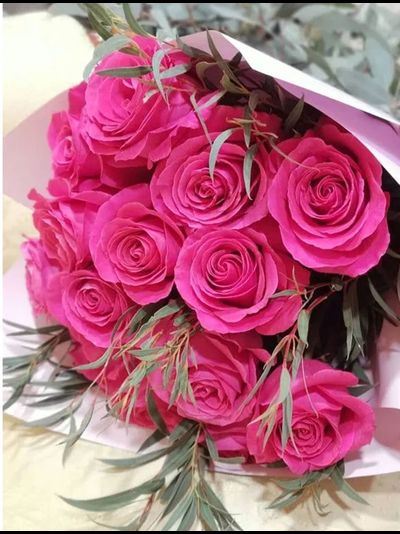 15 роз с зеленью