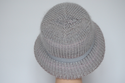 Шляпа фетровая с вязаным верхом розовая
