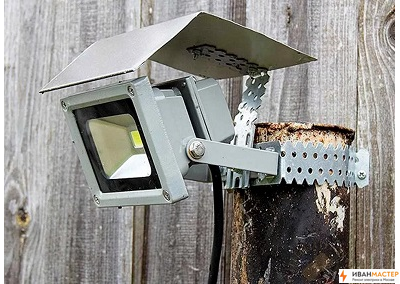 Установка прожектора на столбе на участке дачи ИВАНМАСТЕР