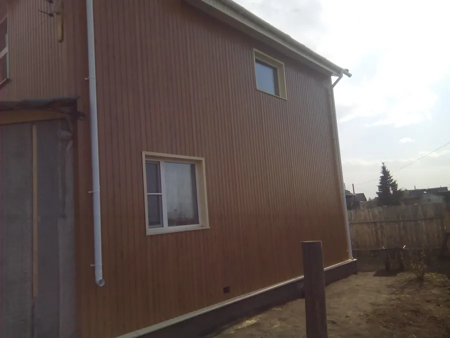 Отделка фасадов дома профнастилом под дерево