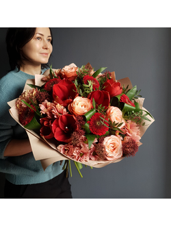 БУКЕТ ЯГОДНОГО ЦВЕТА С МИКСОМ ЦВЕТОВ В КРАСНОЙ И  ПЕРСИКОВОЙ ГАММЕ С АМАРИЛЛИСОМ - (АРТ. С53)
