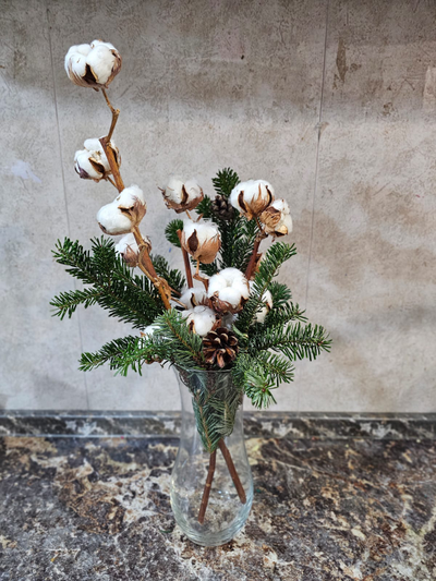 Хлопок и хвоя в вазе