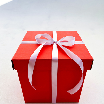 Красная подарочная коробка GILEV 30х30х30см с белой лентой и наполнителем
