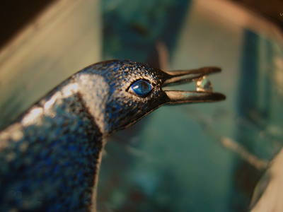 "Пингвин Мерилии", необычная брошь с натуральным морганитом