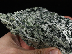 Актинолит в белом тальке, необработанный, дикий образец, Россия, Северный Кавказ, КЧР (165*68*58 мм, 615 г) №37776