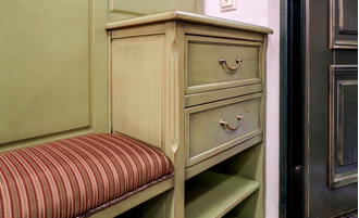 Вешалка для прихожей с тумбой под обувь и высокой тумбой с ящиками.