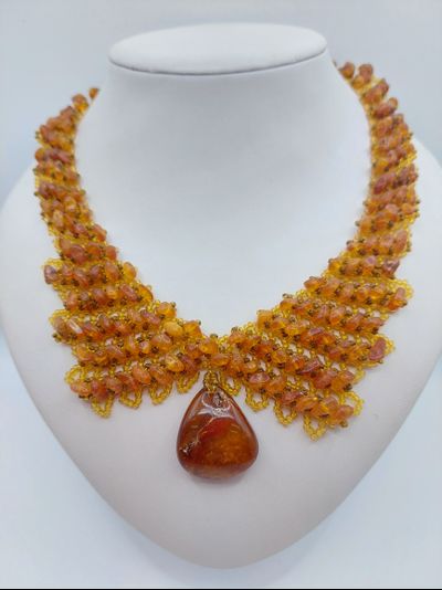 Колье из янтаря и Чешского бисера с кулоном из медового янтаря 00508