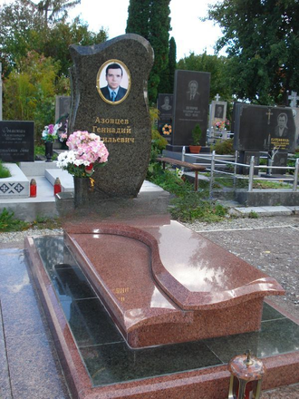 Двуцветная стела с надгробием