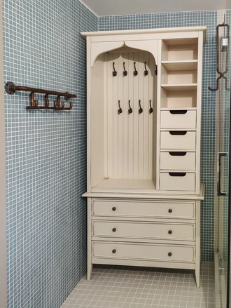 Пенал - стеллаж открытый с крючками и нижними ящиками.