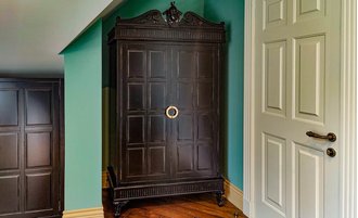 Шкаф для одежды двухдверный с резным фронтоном.