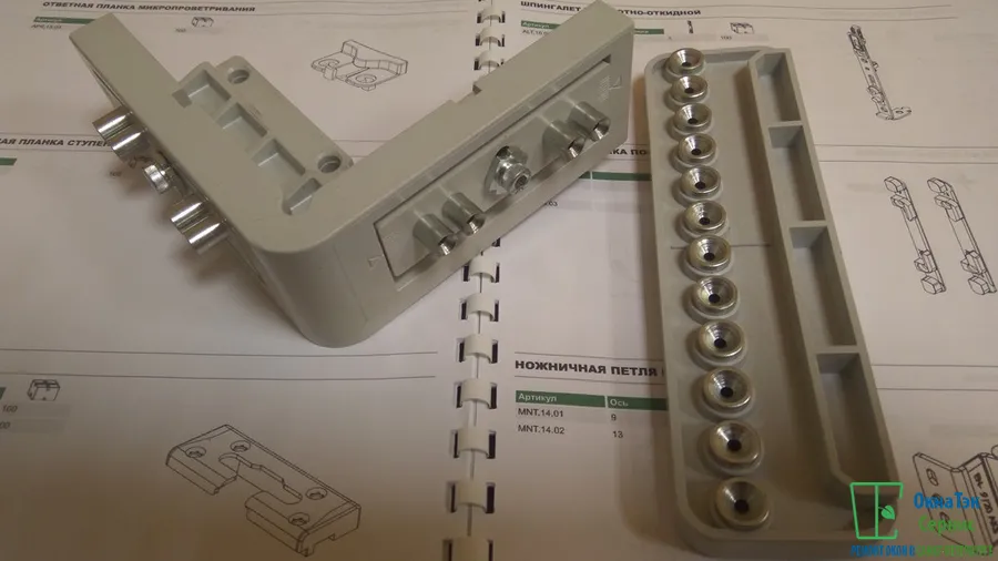 Правый шаблон предназначен для установки петель на раму окна