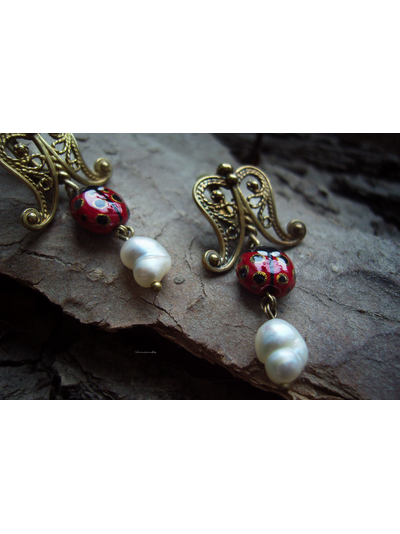 Весенние серьги с божьими коровками, жемчугом и филигранью &quot;Ледибаг&quot;