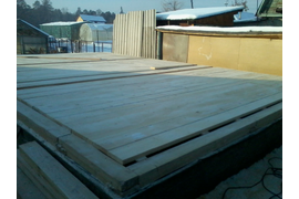 На фундаменте нижняя обвязка и половые лаги из лиственницы, собраны полы.