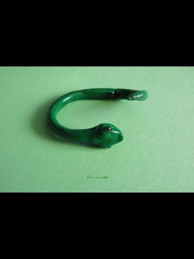 Необычный браслет в виде зелёной змеи