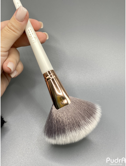 Topface Кисть для макияжа F22 Fan Brush для хайлайтера
