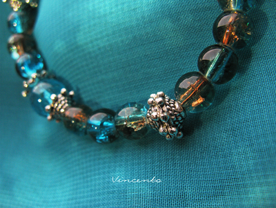 Отдых на лазурном берегу... Браслет в морском стиле с бусинами "кракле" и рыбкой