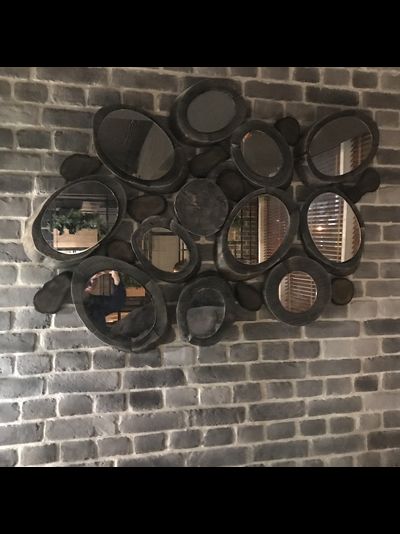 декор стены из спилов с зеркалами