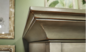 Шкаф для одежды двустворчатый, двери с перекрестиями.