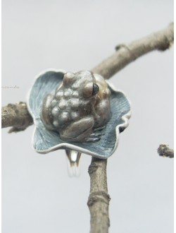 "Мглистая лягушка", необычное кольцо с речным жемчугом