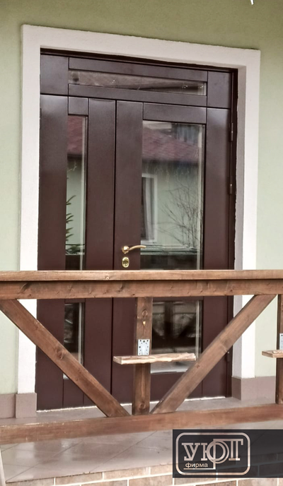 №55. входная стальная 1,5 - створчатая дверь с фрамугой. профильная конструкция с 5 стеклопакетами.