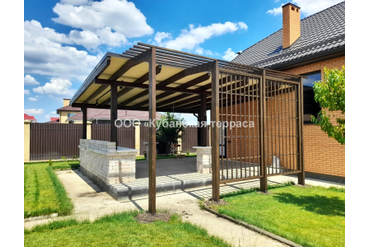 Деревянный навес с мягкой кровлей и шпалерами