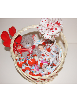 Корзинка с продукцией Kinder и игрушкой Me To You