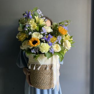 КОМПОЗИЦИЯ В ПЛЕТЕННОМ КАШПО С ПОДСОНУХАМИ, ИРИСАМИ И КУСТОВЫМИ РОЗАМИ - ( АРТ.К3)