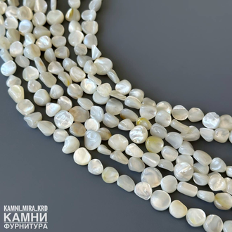 Перламутр белый с ярким сиянием фри-форм средние пластины 7,2-8 мм, цена за нить 19 см