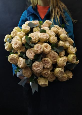Пионовидная розы в коробке, пионовидные розы купить в москве, розы с эвкалиптом, бежевые розы