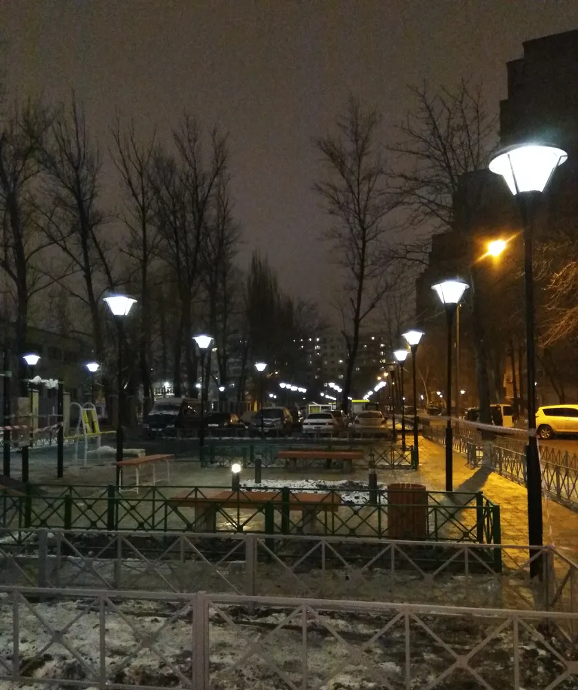Парковое  освещение придомовой территории многоквартирного дома на пр. Космонавтов в г. Ростове-на-Дону. Применялись светильники СТРИТ -18  на 3м опорах  со светодиодными лампами, а также газонные светильники Brisbane (столбики ).  