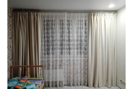 Окно со шторами в комнате девочки.