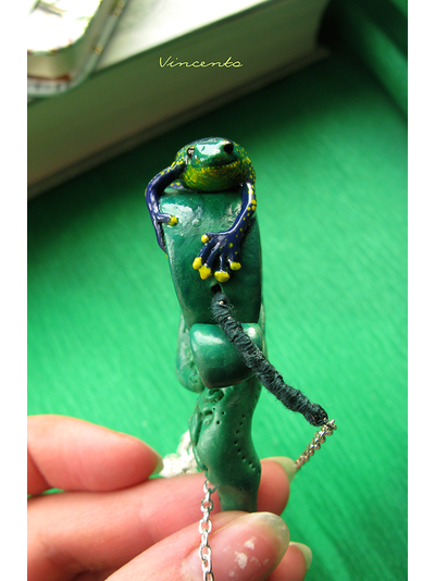 Тропическая лягушка. Необычный кулон - подвеска в виде лягушки (кулон-лягушка) из полимерной глины