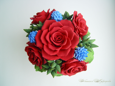 Букетик с красными розами из полимерной глины