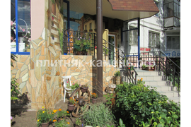 облицовка натуральным камнем входной группы магазина