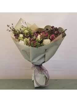 Букет цветов с ранункулюсами и белыми розами