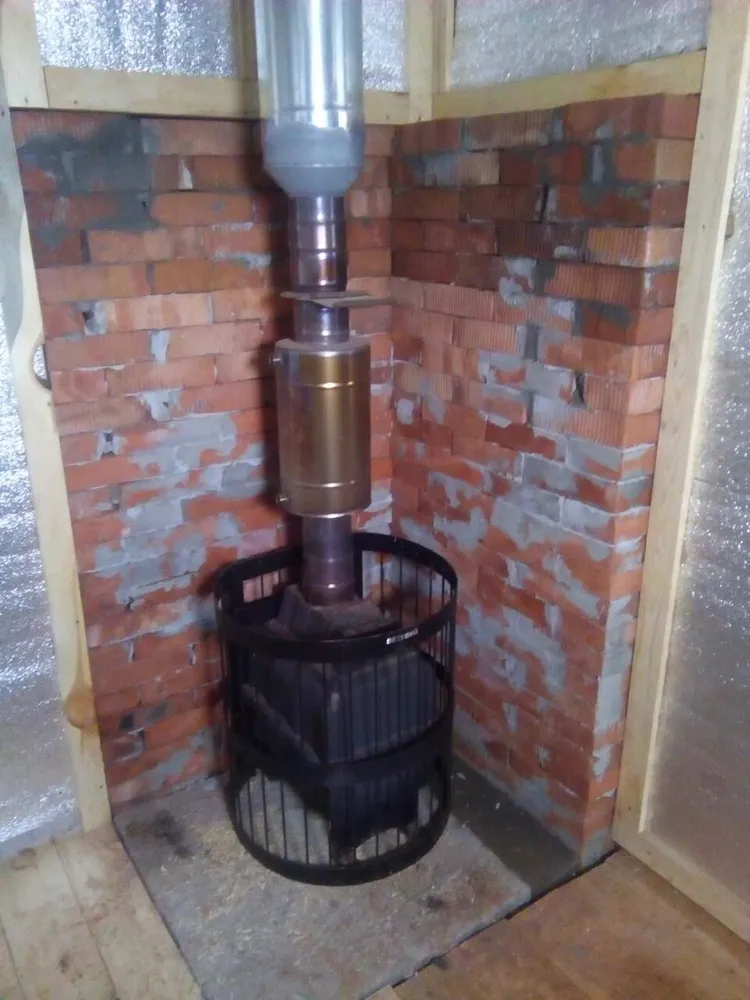 Кирпичная кладка со стороны парилки.