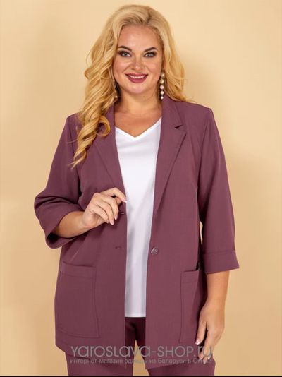 Стильный костюм-тройка, состоящий из жакета, брюк и блузы, в бордовом оттенке