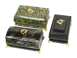 Шкатулка на ажурных ножках, змеевик