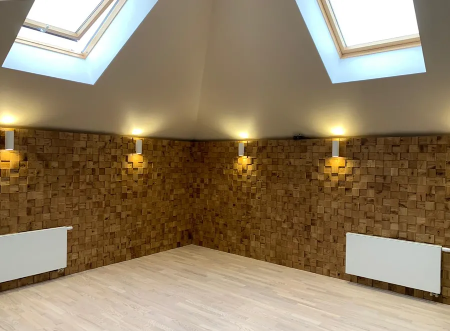 Смонтированные панели из массива дуба "Квадратики пиксели" (сортировка древесины - "Рустик", т.е. с сучками). Покрытие - матовый лак без тонировки. г.Москва.