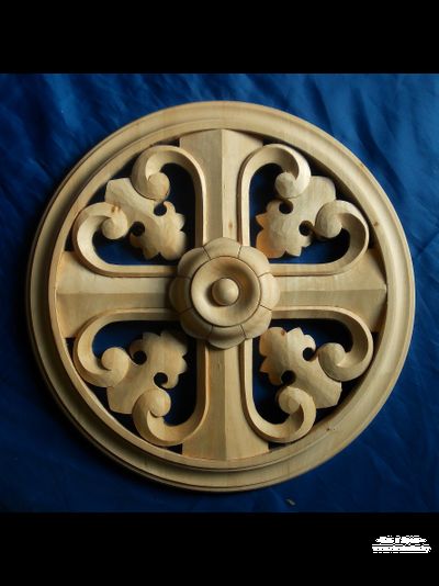 Греческий крест в круге с декоративным резным узором выполнен из дерева для церковной мебели в храм