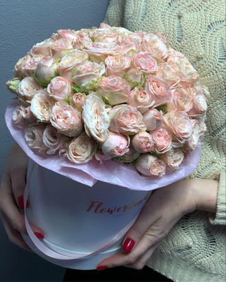 Шляпная коробка с нежными кустовыми розами