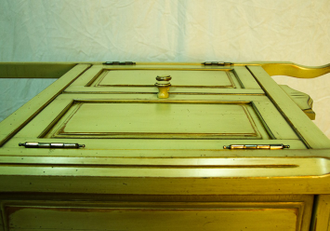 Этажерка с нижней тумбой с дверьми.