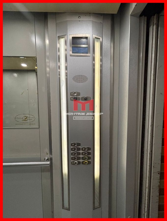 частично оклеенная приказная панель в лифте