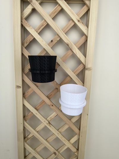 Кашпо с подставкой на шпалере